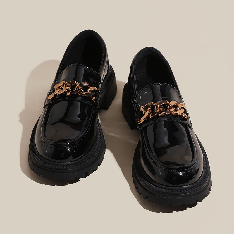 Női loaferek, kerek orrú, felsőrész szintetikus bőrből, középmagas sarok 3–5 cm, gumírozott talp, belső: ultrafin bőr, slip-on, brit stílus mindennapi viseletre