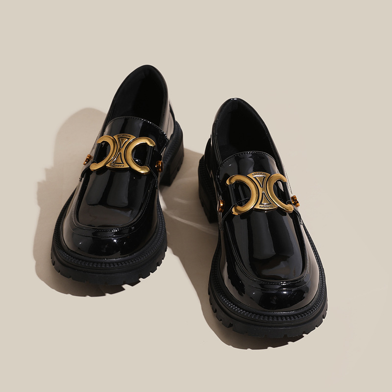 Női loaferek, kerek orrú, felsőrész szintetikus bőrből, középmagas sarok 3–5 cm, gumírozott talp, belső: ultrafin bőr, slip-on, brit stílus mindennapi viseletre