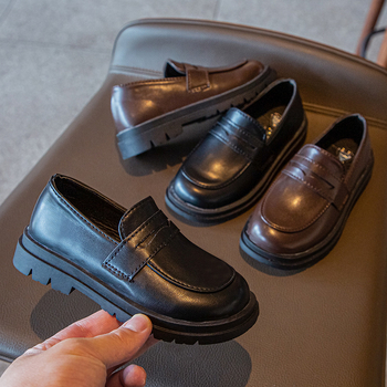 Gyerekeknek készült fényes bőr tornacipő, vízálló gumitalp, alacsony felső rész, légáteresztő, tavasz–ősz