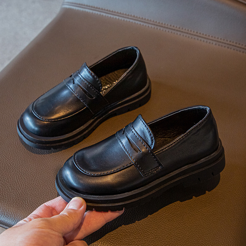 Gyerekeknek készült fényes bőr tornacipő, vízálló gumitalp, alacsony felső rész, légáteresztő, tavasz–ősz