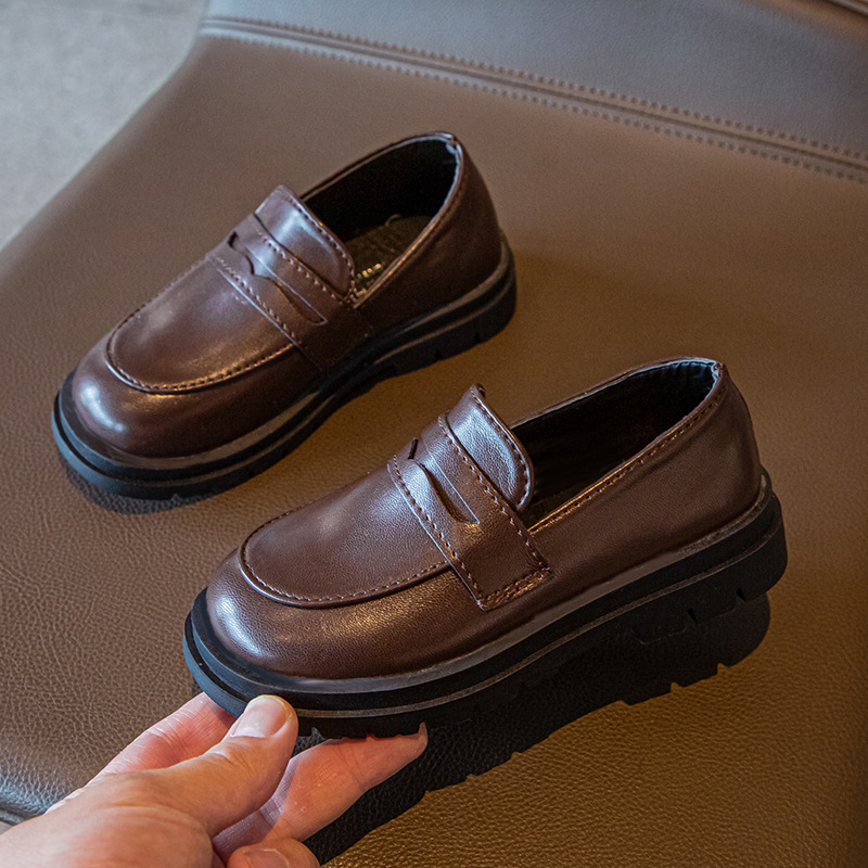 Gyerekeknek készült fényes bőr tornacipő, vízálló gumitalp, alacsony felső rész, légáteresztő, tavasz–ősz