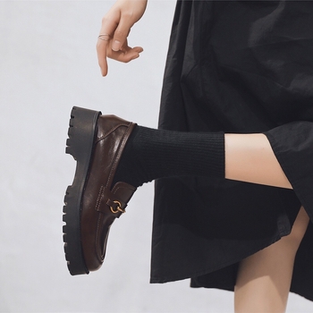 Vastag talpú mokaszín cipő, kerek orrú, PU felsőrész, középmagas sarkú 3–5 cm, viszkóz talp