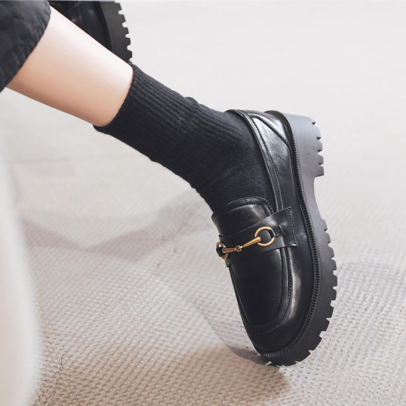 Vastag talpú mokaszín cipő, kerek orrú, PU felsőrész, középmagas sarkú 3–5 cm, viszkóz talp