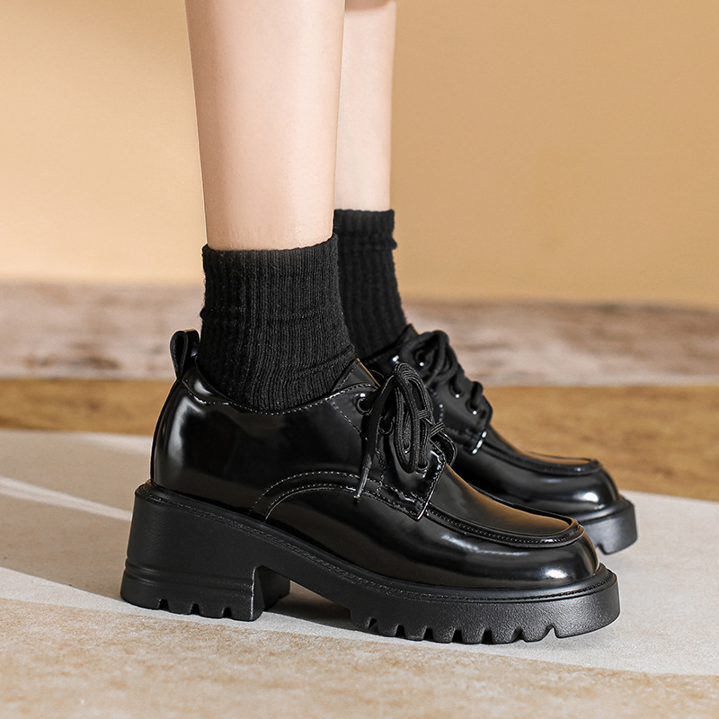 Női bőr loaferek rejtett emeléssel, 8 cm vastag talppal, tömör sarkú, kötős, négyszögletes orrú, kollégiumi stílusú