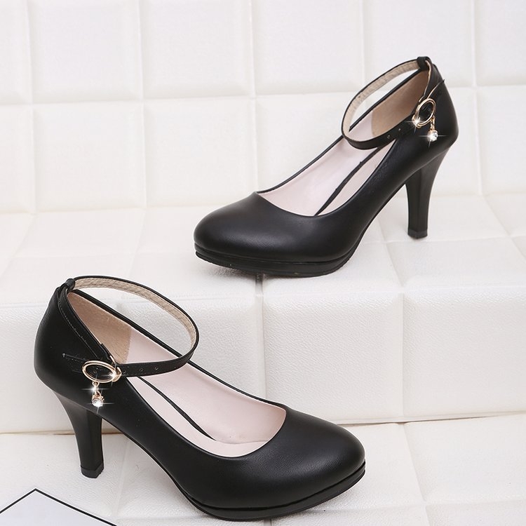 Fekete magas sarkú cipők munka- és formális viselethez, kerek orrú, PU felsőrész, PU belső, gumírozott talp, sarokmagasság 6-8 cm