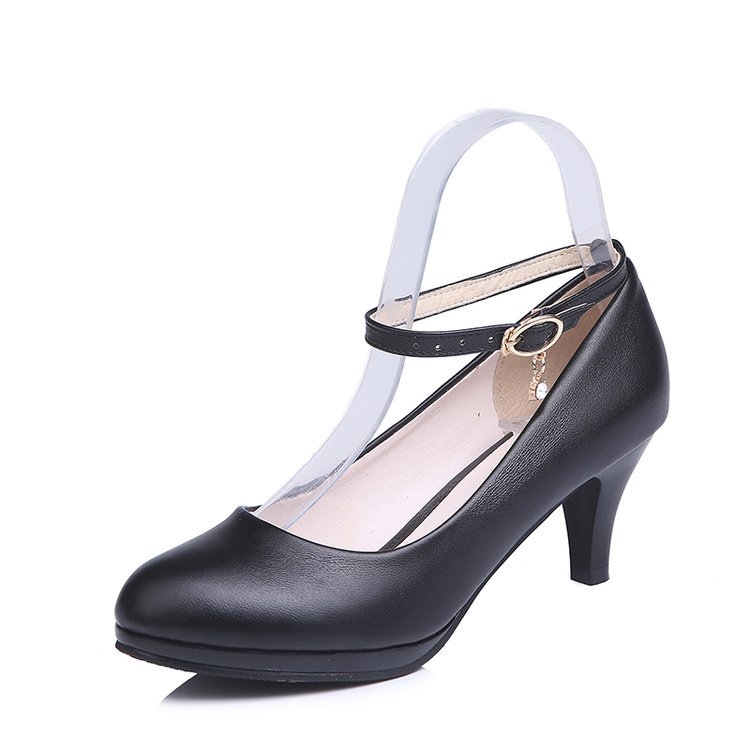 Fekete magas sarkú cipők munka- és formális viselethez, kerek orrú, PU felsőrész, PU belső, gumírozott talp, sarokmagasság 6-8 cm