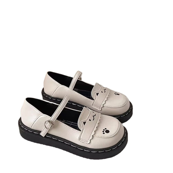 Mary Jane lapos talpú cipő, kerek orr, PU felsőrész, csíkos mintázat, elöl fűzővel és egy csatos pánttal záródó, alacsony sarok, gumírozott talp