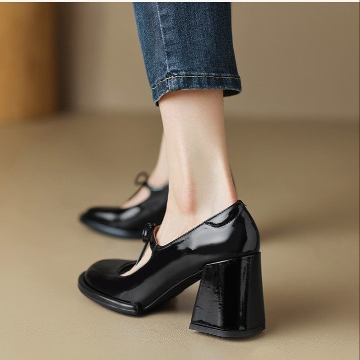 Loaferice s okruglim vrhom, gornji dio od mikrovlakna, kaiš s kopčom, debeli potpetica 6–8 cm
