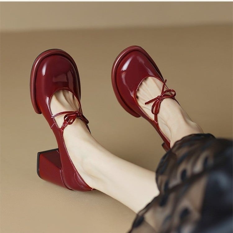 Loaferice s okruglim vrhom, gornji dio od mikrovlakna, kaiš s kopčom, debeli potpetica 6–8 cm