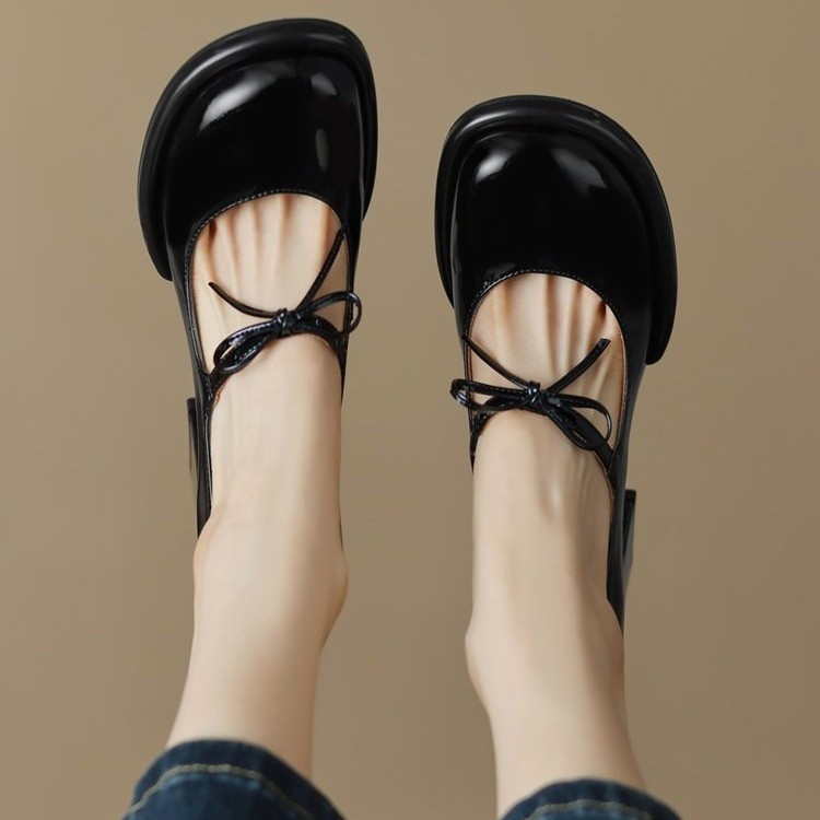 Loaferice s okruglim vrhom, gornji dio od mikrovlakna, kaiš s kopčom, debeli potpetica 6–8 cm