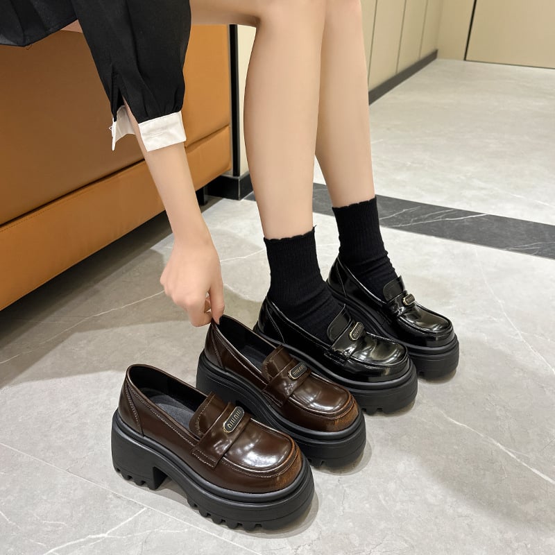 Loafers s okrúhlym nosom, vrchná časť z hovädzej kože, masívny podpätok, výška podpätku nad 8 cm