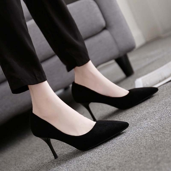 Női magassarkú cipő hegyes orral, stilettó, puha gumi talp, műbőr bélés