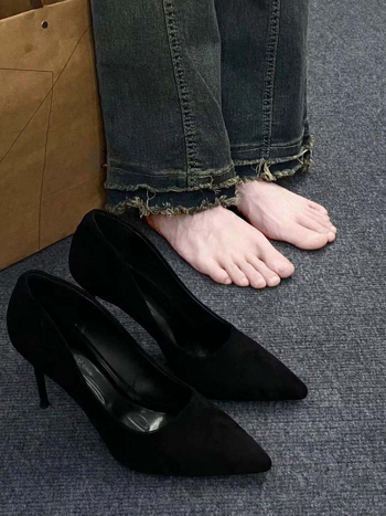 Női magassarkú cipő hegyes orral, stilettó, puha gumi talp, műbőr bélés