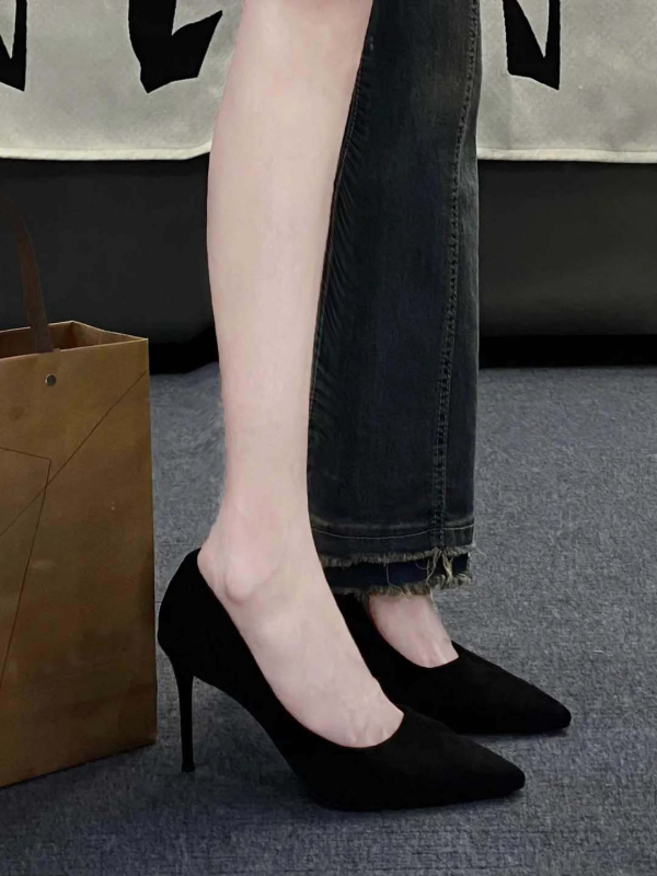 Női magassarkú cipő hegyes orral, stilettó, puha gumi talp, műbőr bélés