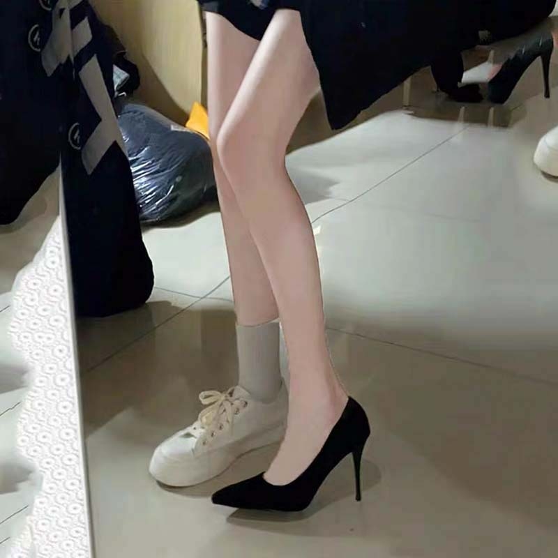 Női magassarkú cipő hegyes orral, stilettó, puha gumi talp, műbőr bélés