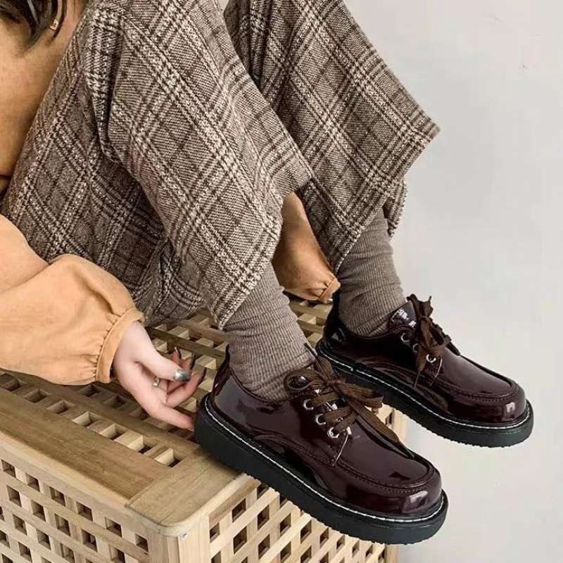 Mary Jane cipő kerek orral, PU felsőrész, 8 cm-nél magasabb sarok, gumi talp, fűzős zárás