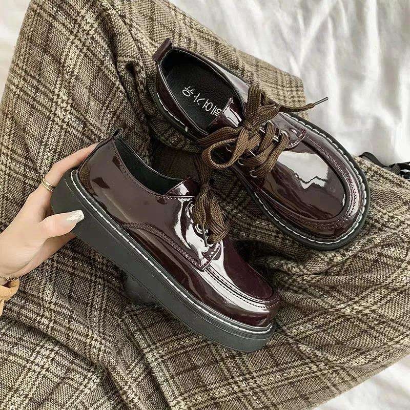 Mary Jane cipő kerek orral, PU felsőrész, 8 cm-nél magasabb sarok, gumi talp, fűzős zárás