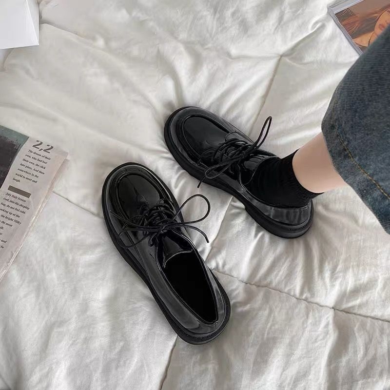 Női kis bőrcipő, kerek orr, pamut felsőrész, fűzővel záródó, vastag sarok, ősz