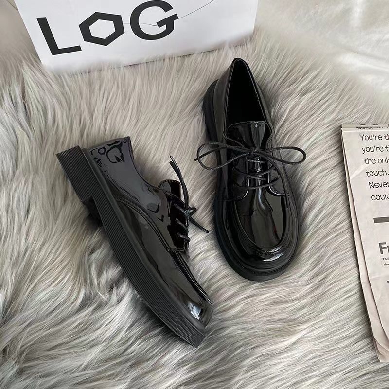 Női kis bőrcipő, kerek orr, pamut felsőrész, fűzővel záródó, vastag sarok, ősz