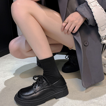 Női bőrlófer brit stílusban, vastag sarok 3–5 cm, gumitalp, belső talp báránybőr