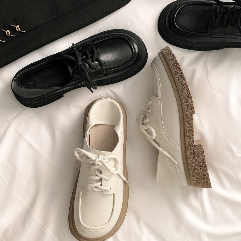 Női bőrlófer brit stílusban, vastag sarok 3–5 cm, gumitalp, belső talp báránybőr