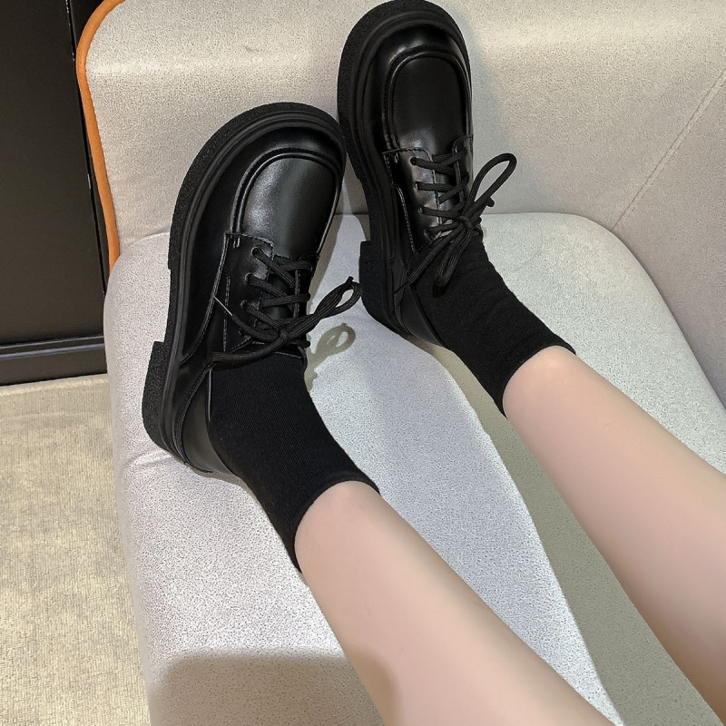 Női bőrlófer brit stílusban, vastag sarok 3–5 cm, gumitalp, belső talp báránybőr