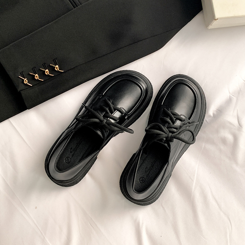 Női bőrlófer brit stílusban, vastag sarok 3–5 cm, gumitalp, belső talp báránybőr