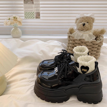 Loafers s okruglim nosom, mikrovlakneni gornji dio, 3–5 cm peta, gumirani đon, niski gornji dio