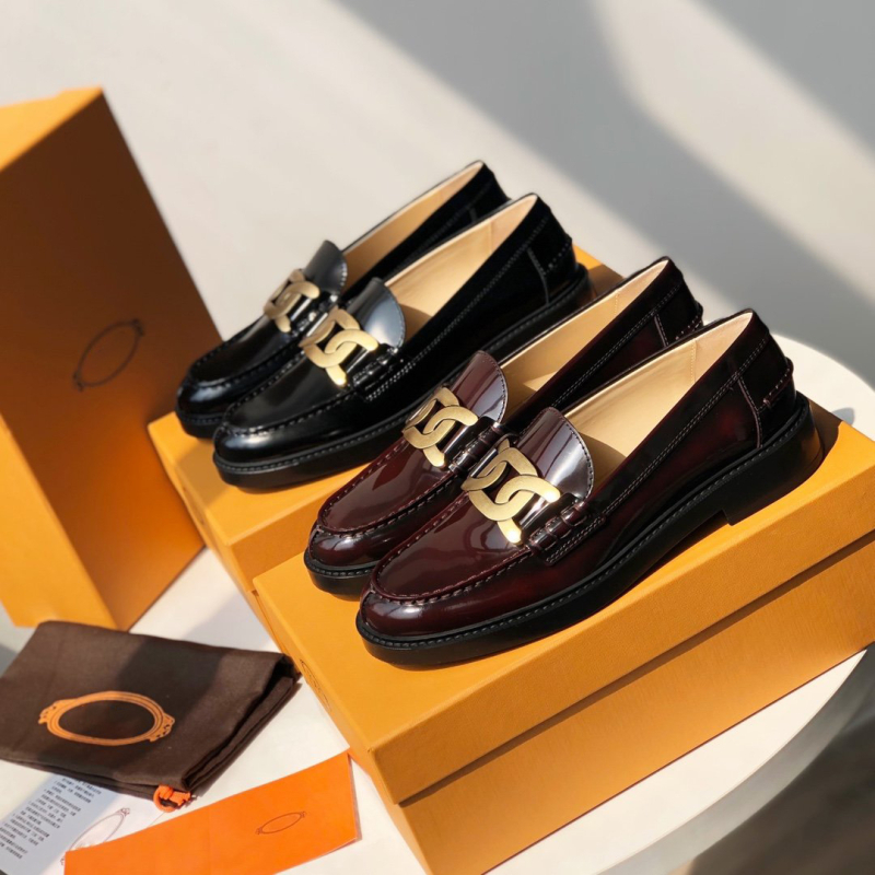 Loafers s metalnim twist kopčom, zaobljeni vrh, gornji dio od teleće kože, gumeni đon, niski potpetica 1-3 cm