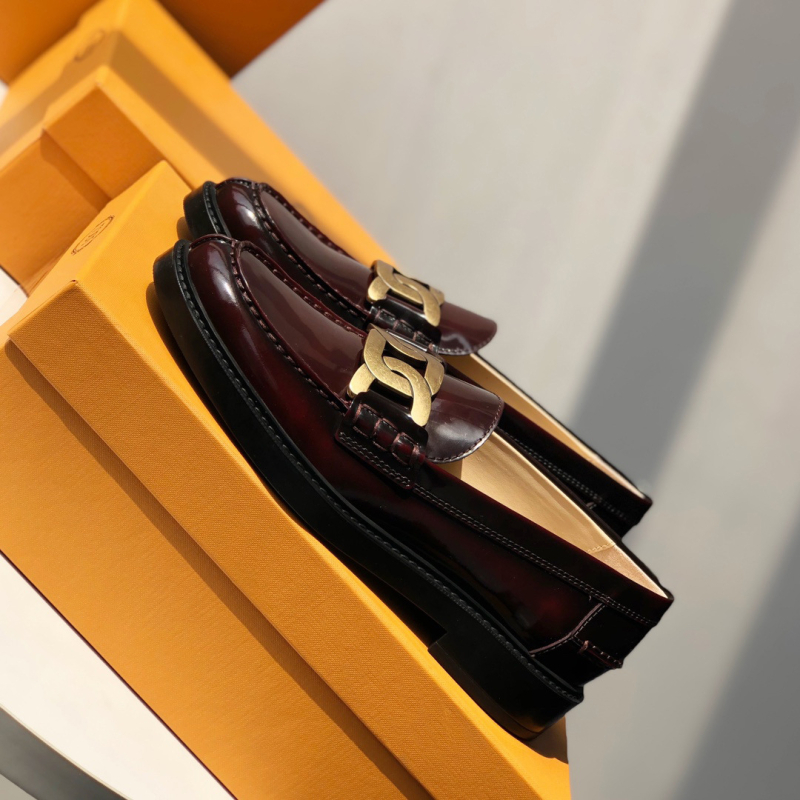 Loafers s metalnim twist kopčom, zaobljeni vrh, gornji dio od teleće kože, gumeni đon, niski potpetica 1-3 cm