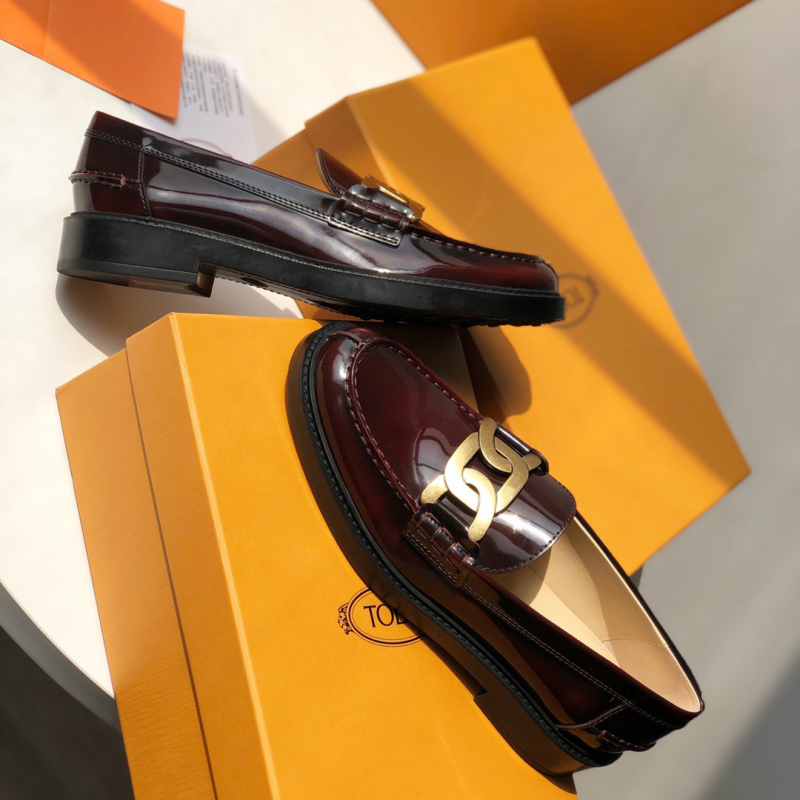 Loafers s metalnim twist kopčom, zaobljeni vrh, gornji dio od teleće kože, gumeni đon, niski potpetica 1-3 cm