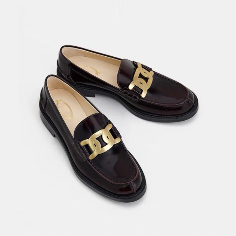 Loafers s metalnim twist kopčom, zaobljeni vrh, gornji dio od teleće kože, gumeni đon, niski potpetica 1-3 cm