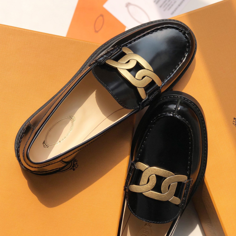 Loafers s metalnim twist kopčom, zaobljeni vrh, gornji dio od teleće kože, gumeni đon, niski potpetica 1-3 cm