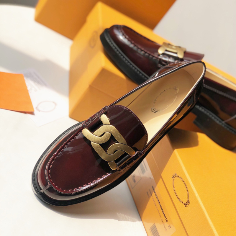 Loafers s metalnim twist kopčom, zaobljeni vrh, gornji dio od teleće kože, gumeni đon, niski potpetica 1-3 cm