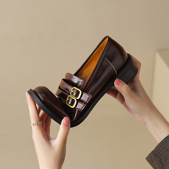 Mokaszlinok kerek orrú, felsőrész tehenbőrből, alacsony tömör sarok, gumitalp