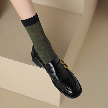 Mokaszlinok kerek orrú, felsőrész tehenbőrből, alacsony tömör sarok, gumitalp