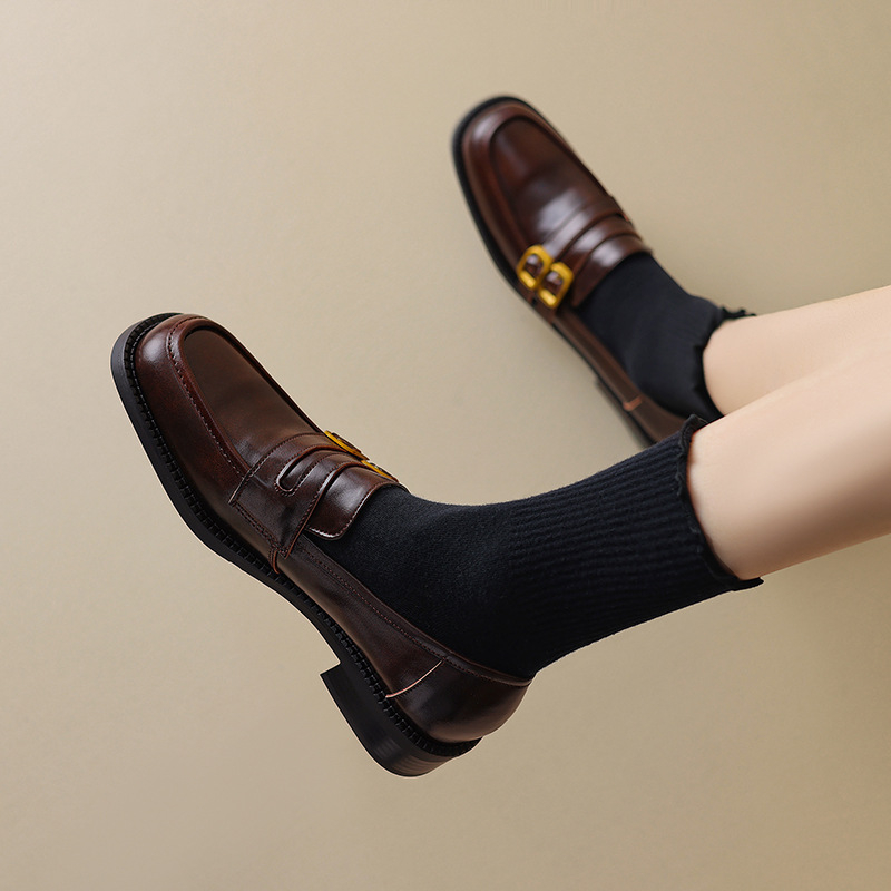 Mokaszlinok kerek orrú, felsőrész tehenbőrből, alacsony tömör sarok, gumitalp