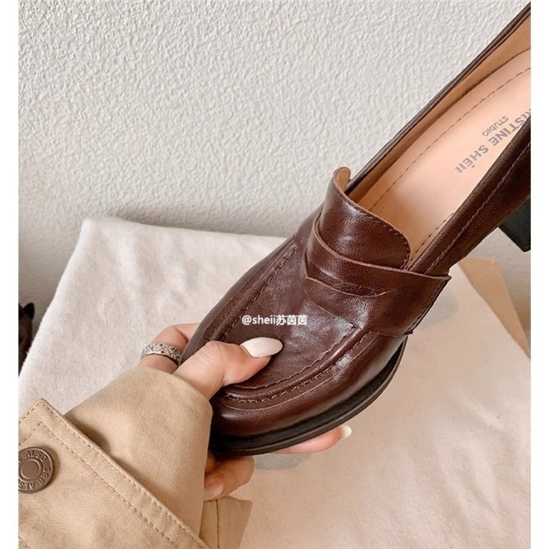 Ženske loaferice, slip-on, okruglog zaobljenog vrha, debeli 6–8 cm peta, gornji dio i podstava od Super fiber, gumeni potplat