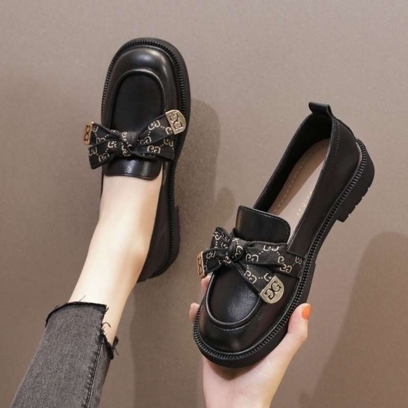 Női loaferek: kerek orr, brit stílus, alacsony sarok 1–3 cm, slip-on