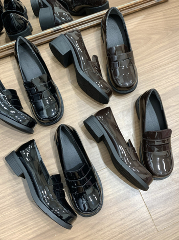 Loafersice s okruglim vrhom, gornji dio od prvog sloja teleće kože, debeli pet 6–8 cm, TPU potplat
