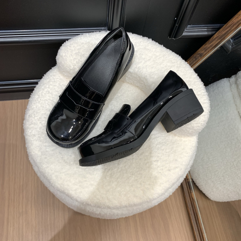 Loafersice s okruglim vrhom, gornji dio od prvog sloja teleće kože, debeli pet 6–8 cm, TPU potplat