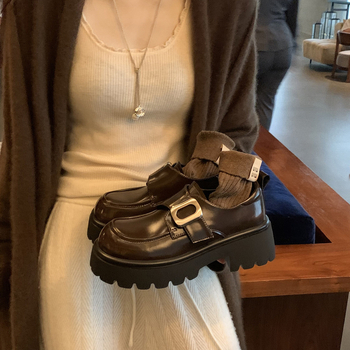 Ženske loaferice, koledž stil, slip-on, gornji dio od ovčje kože, gumeni potplat, zaobljeni vrh, debela potplata 3-5 cm.