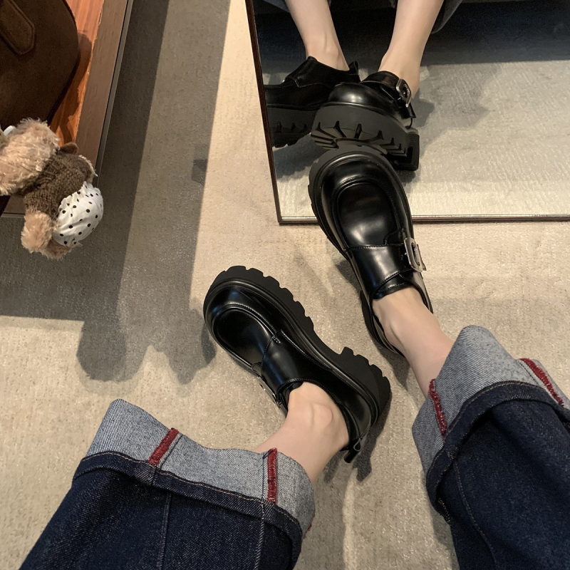 Ženske loaferice, koledž stil, slip-on, gornji dio od ovčje kože, gumeni potplat, zaobljeni vrh, debela potplata 3-5 cm.