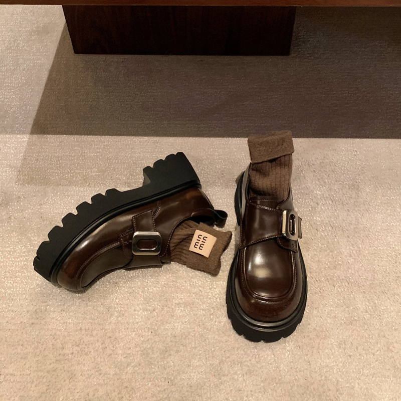 Ženske loaferice, koledž stil, slip-on, gornji dio od ovčje kože, gumeni potplat, zaobljeni vrh, debela potplata 3-5 cm.