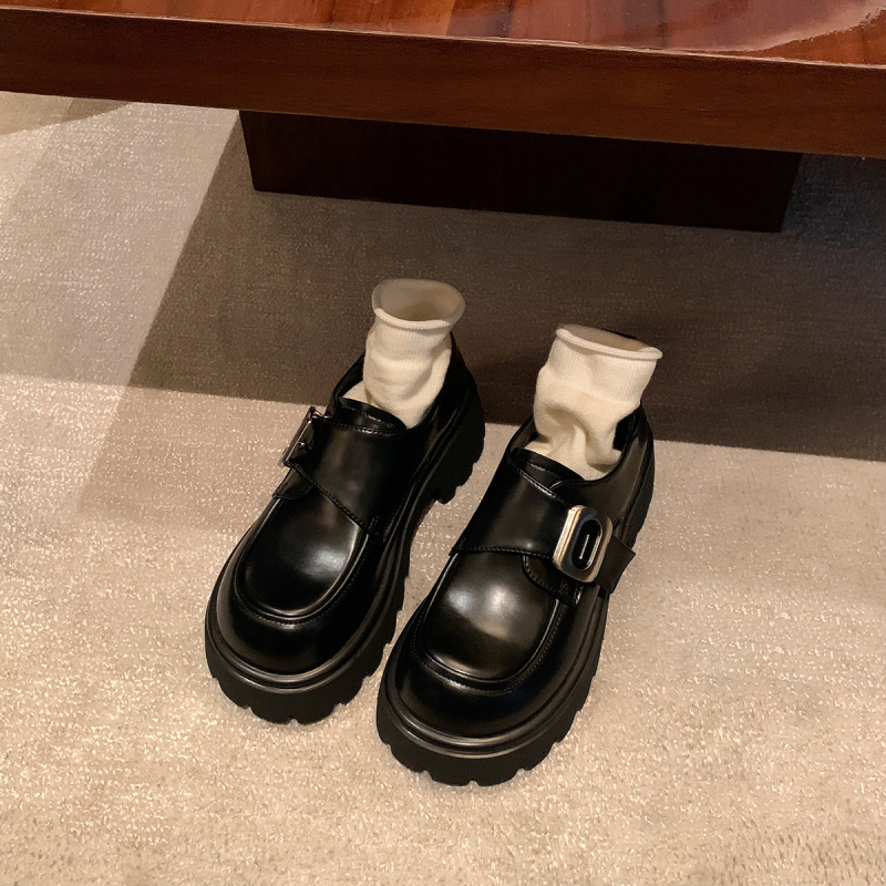 Ženske loaferice, koledž stil, slip-on, gornji dio od ovčje kože, gumeni potplat, zaobljeni vrh, debela potplata 3-5 cm.