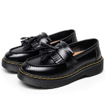Ženske mokasine od prave kože s resama, zaobljeni nos, niski pet 1–3 cm