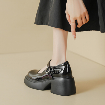 Mary Jane cipele s debelim potplatom, kopčom, visokim petama 6–8 cm, gornji dio od umjetne kože, mikrovlaknast ulošak