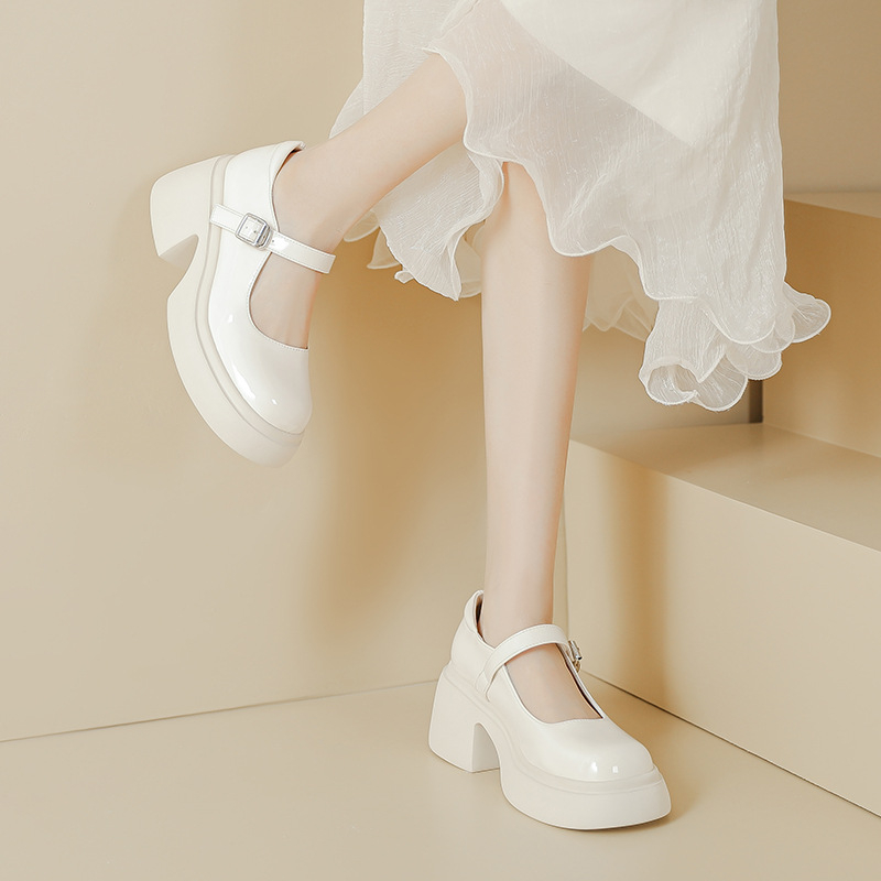 Mary Jane cipele s debelim potplatom, kopčom, visokim petama 6–8 cm, gornji dio od umjetne kože, mikrovlaknast ulošak