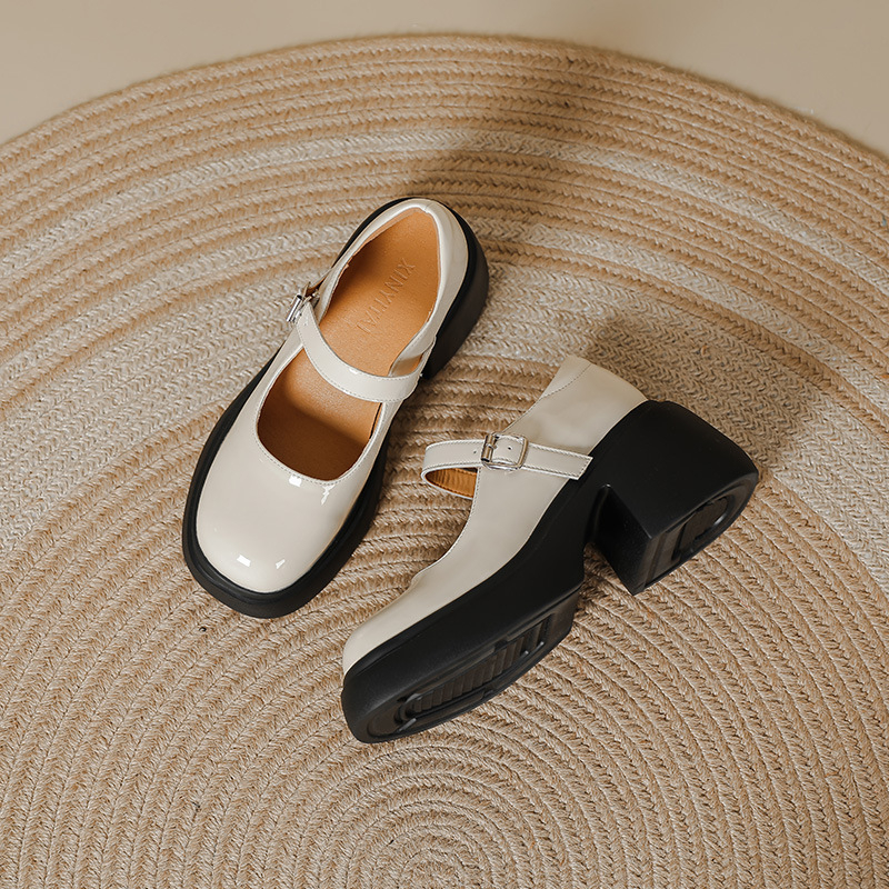 Mary Jane cipele s debelim potplatom, kopčom, visokim petama 6–8 cm, gornji dio od umjetne kože, mikrovlaknast ulošak