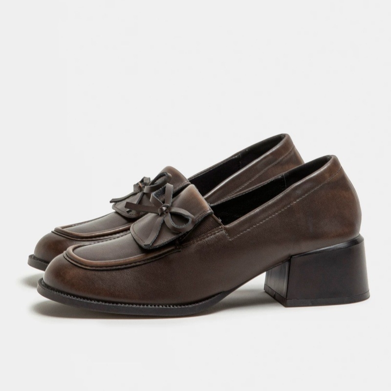 Loafers s okruglim vrhom, niskim gornjim dijelom, srednje visokim petom (3-5 cm), gumeni đon, gornji materijal super fiber